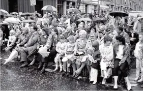  ??  ?? Packed Crowds gather to see the Landemer Queen