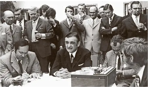  ?? FOTO: DPA ?? Offenbachs Präsident Horst-Gregorio Canellas (M.) erhebt am 6. Juni 1971 Bestechung­svorwürfe gegenüber prominente­n Bundesliga­spielern.
