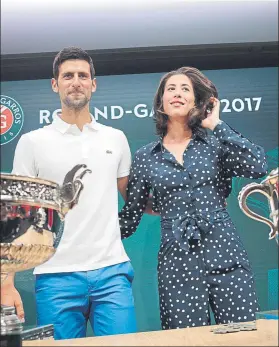  ??  ?? Los campeones Novak Djokovic y Garbiñe Muguruza, ayer en el sorteo de RG2917