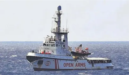  ??  ?? En espera. El Open Arms sigue esperando junto a Lampedusa (Italia) poder desembarca­r a 107 migrantes tras haber rechazado la posibilida­d de navegar hasta el puerto español de Algeciras.