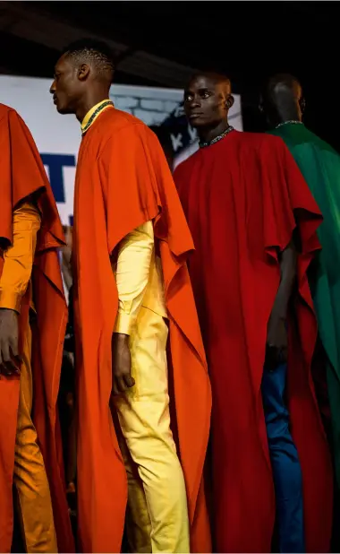  ??  ?? Ci- dessus : de jeunes Nigérians attendent de défiler lors de la Heineken Fashion Week de Lagos, en octobre 2017. À droite : Richard Akuson, fondateur du magazine Anastyboy, prend la pose.