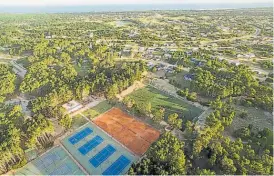  ?? ?? Área deportiva. Incluye canchas de tenis, pádel, fútbol y frontón.