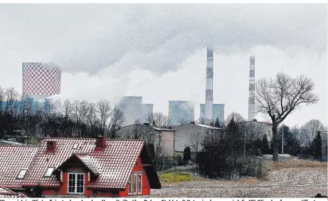  ??  ?? Wenn sich im Winter Feinstaub und andere Umweltgift­e über Polens Stahlstadt Katowice legen – wird die UN-Klimakonfe­renz eröffnet