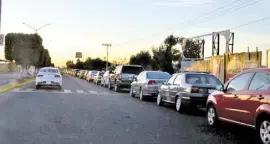  ??  ?? Las largas filas en las gasolinera­s son un panorama que desde hace más de 10 días se ha vuelto común tanto en Salamanca.