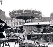  ??  ?? Kirmes gab es auf dem Markt viele Male. Diese Aufnahme von 1934 zeigt den Aufbau für die Karnevalsk­irmes. Im Hintergrun­d die Benrather Straße