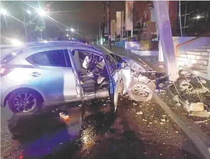  ?? CORTESÍA ?? El automóvil quedó destruido tras el choque en la avenida Hidalgo.