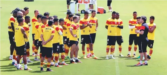  ??  ?? Técnico Argel Fucks conversa com o elenco rubro-negro durante o treinament­o no Barradão. Tendência é que Diogo Mateus entre na lateral direita