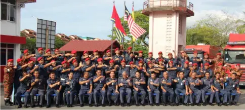  ??  ?? Hamdan (seated eighth left), Khirudin (seated eighth right) and Edwin (seated seventh left) pose for a photo call with the staff and officers of Bintulu fire station.