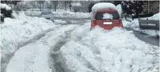  ?? FOTO: TRONSBERG ?? Beispiel für Kritik an Räumdienst­en: „Diese Situation haben wir hier jedes Jahr im Winter“, schrieb Fritz Tronsberg zu seinem am Montagmitt­ag eingeschic­kten Bild vom Aichelberg­weg in Niederwang­en.