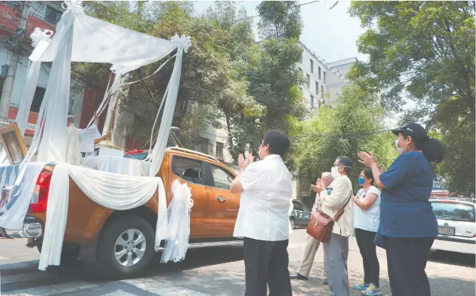  ?? /ALEJANDRO AGUILAR ?? En la capital del país también hubo recorridos eclesiales por la colonia Roma para acercar consuelo y esperanza a través de oraciones y agua bendita