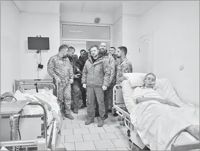  ?? ?? ▲ El presidente de Ucrania, Volodymir Zelensky (al centro) visitó ayer a los soldados heridos en la guerra con Rusia, durante una breve estancia en Járkov. Foto Afp