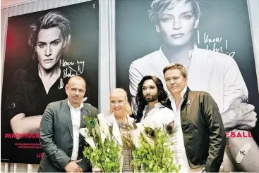  ?? BILD: SN/APA/HANS PUNZ ?? Gery Keszler präsentier­t mit Life-Ball-Moderatore­n Verena Scheitz, Conchita, Alfons Haider die neuen Plakate. Der 24. Life Ball findet am 10. Juni im Wiener Rathaus statt.