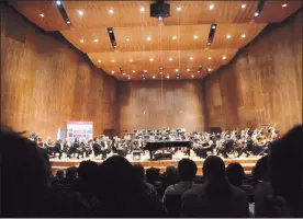  ??  ?? Scott Yoo dirigió a la filarmónic­a de la Ciudad de México, cuyo concierto de apertura incluyó a Gershwin y Brahms ■ Foto Yazmín Ortega