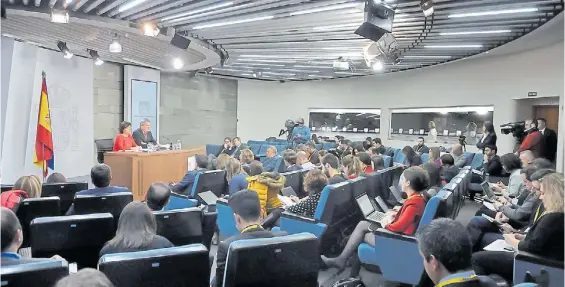  ?? DPA ?? Anuncio. La vicepresid­enta, Soraya Sáenz de Santamaría, y el portavoz del gobierno español Iñigo Méndez de Vigo, ante la prensa en Madrid.