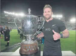  ?? FOTO: AP ?? Kieran Read, capitán de Nueva Zelanda, con la Bledisloe Cup