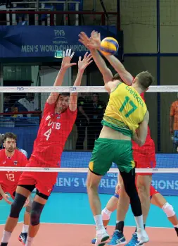  ??  ?? Sul campo Sopra, il match di ieri tra Russia e Australia a Bari. Sotto, De Giorgi oggi