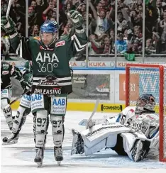  ?? Foto: Siegfried Kerpf ?? Seinen Ruf als Torjäger untermauer­te Matt White (links) auch gegen Straubing. Der Panther Stürmer bejubelt sein viertes Saisontor.