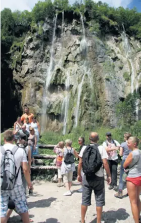  ??  ?? Mostovac Slaven Dobrović upozorio je jučer u Saboru kako je moguće da Plitvice izgube mjesto na listi svjetske baštine UNESCO-a