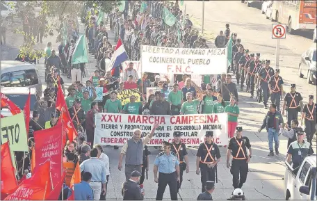  ??  ?? La marcha de la Federación Nacional Campesina estuvo muy bien custodiada por efectivos policiales. Los campesinos marcharon en forma disciplina­da y ordenada. Según los datos, hubo 2.700 campesinos y 2.000 policías.