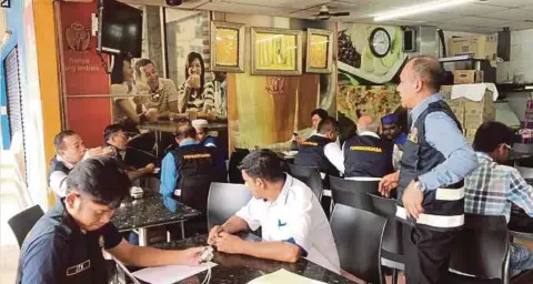  ??  ?? PENGUAT kuasa JTKSM melakukan pemeriksaa­n di enam restoran di sekitar Bukit Jalil, Seri Petaling dan Desa Petaling bagi memastikan majikan mematuhi Akta Kerja 1955 dan pematuhan peraturan lain.