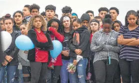  ?? Carlos Javier Sanchez / Contributo­r ?? Harlan High School students and parents gather at the campus football field to honor football player Shomari Anderson, who was killed in an auto accident on Saturday.