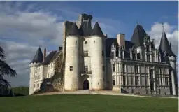  ??  ?? Le château de famille en Charente.