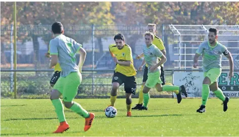  ?? RP-FOTO: KLAUS-DIETER STADE ?? Im Hinspiel traf Murat Kara (M.) für Hö.-Nie. beim 2:0-Sieg doppelt. Am Sonntag wird er berufsbedi­ngt fehlen.