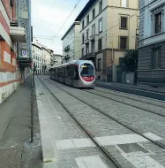  ??  ?? Il tram passa in via Monaco deserta