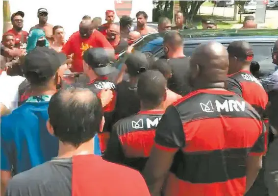  ?? FOTO ENVIADA PARA O WHATSAPP DO MEIA HORA ?? Bolados com o momento do Rubro-negro no Brasileiro, torcedores cercaram os carros de vários jogadores na entrada do Ninho do Urubu