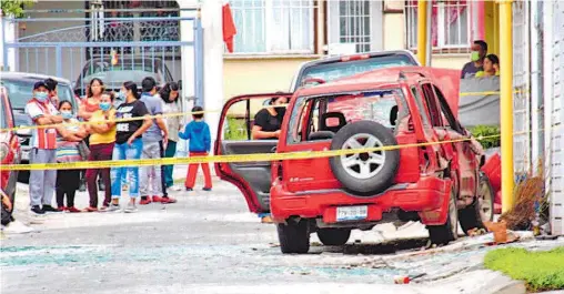  ?? FOTOS: JOSÉ LUIS BRAVO /EL SOL DE PUEBLA ?? La explosión
ocurrió entre la camioneta y la puerta del domicilio