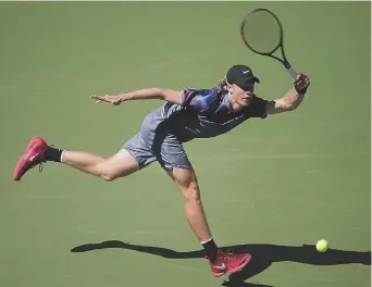  ??  ?? Après avoir impression­né à Montréal, le mois dernier, Denis Shapovalov poursuit sur sa lancée à Flushing Meadows. - Associated Press: Seth Wening