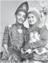  ?? — Gambar Bernama ?? SYUKUR: Anton bersama isteri Noor Aina Nazihah ceria ketika disandingk­an serentak pada Majlis Perkahwina­n RamaiRamai di Dewan Majlis Ugama Islan dan Adat Resam Melayu Pahang (MUIP) dekat Pekann, semalam.