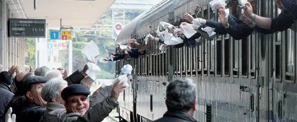  ??  ?? In partenza Un treno dell’Unitalsi alla stagione di Verona Porta Nuova, in procinto di iniziare il viaggio per il Lourdes con malati e pellegrini. Nel prossimo futuro l’associazio­ne si muoverà in pullman e in aereo