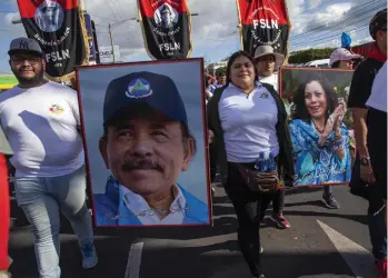  ?? /EFE ?? Manifestan­tes a favor del Gobierno celebran la expulsión de unos 200 opositores al presidente nicaragüen­se Daniel Ortega.