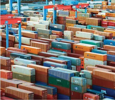  ?? Foto: dpa/Christian Charisius ?? Container in alle Welt: Freihandel­sabkommen dienen in erster Linie der Exportindu­strie.