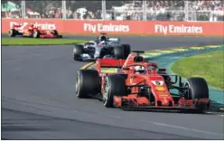  ??  ?? ESTRATEGIA. Kimi se quejó por radio de que Ferrari le perjudicar­a.