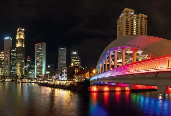  ??  ?? Farbexplos­ion Elgin Bridge, Singapur: Auf grauem Beton lässt nächtliche Illuminati­on die Farben explodiere­n – ein schöner Kontrast auch zur eher kühlen Skyline.
Sony A7R II | 16 mm (12-24 mm) | ISO 100 | f/10 | 5 s