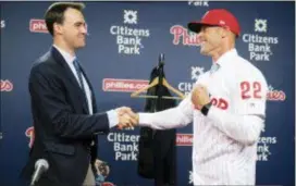  ?? FILE ?? Gabe Kapler, right, shakes hands with general manager Matt Klentak after Kapler was introduced as the Phillies manager. Klentak likes the way Kapler has grown in his new job.