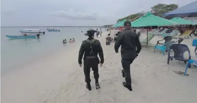  ?? ?? Policías recorren la playa Blanca, ubicada en la península de Barú, Cartagena.