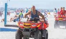  ?? FOTO: FRANK MASI/PARAMOUNT PICTURES ?? Mitch Buchannon (Dwayne Johnson) ist am Strand von Malibu mit dem Retten von Menschenle­ben beschäftig­t.