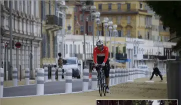  ??  ?? À Nice, une piste cyclable provisoire a été aménagée sur le quai des Etats-Unis. Pareil sur le boulevard Gambetta. (Photos Frantz Bouton)