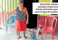  ??  ?? SOLUCIÓN. Felicita Gonzales compró una bomba achicadora para sacar el agua de su patio.