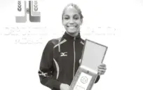  ??  ?? Yaneirys Rodríguez muestra su premio de la Mejor Libero del Campeonato Mundial Femenino U-18 de la FIVB