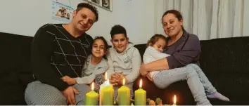  ?? Foto: Michael Hochgemuth ?? Familie Bulun in Kriegshabe­r ist syrisch-orthodox und achtet auf kirchliche Traditione­n. So verbringt Vater Ferit mit den Kindern Lea, Noah, Tabea und seiner Frau Vardo (von links) die Zeit vor Weihnachte­n.