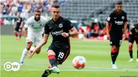  ??  ?? El colombiano Rafael Santos Borré ya abrió su cuenta personal goleadora con el Frankfurt