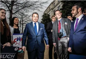  ??  ?? Homme d’influence. Leonard Leo, 54 ans, vice-président – jusqu’à ces derniers jours – de la Federalist Society. Quatre juges sur neuf de la Cour suprême lui doivent leur siège.