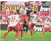  ?? FOTO: AP ?? Gegen Leipzig wieder mitten im Getümmel: Kölns Abwehrspie­ler Rafael Czichos (Mitte, weißes Trikot).