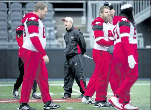  ?? THE CANADIAN PRESS ?? Stampeders head coach Dave Dickenson (centre) takes his team through a walkthroug­h practice in Ottawa yesterday.