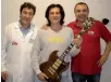  ??  ?? Da sin: Dr. Giuseppe Canonaco, Fisiatra e Medico dello Sport; Maurizio Solieri, chitarrist­a curato presso il CMR; Felice Arieta, Fisioterap­ista CMR