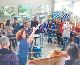  ?? FOTOS DE DIVULGAÇÃO ?? Os alunos do projeto Protetores dos Parques fazem várias dinâmicas em grupo: acima, utilizam cordas para imitar teias, como forma de integração, e fazem debates (esquerda). Na direita, aprendem notas musicais com violão